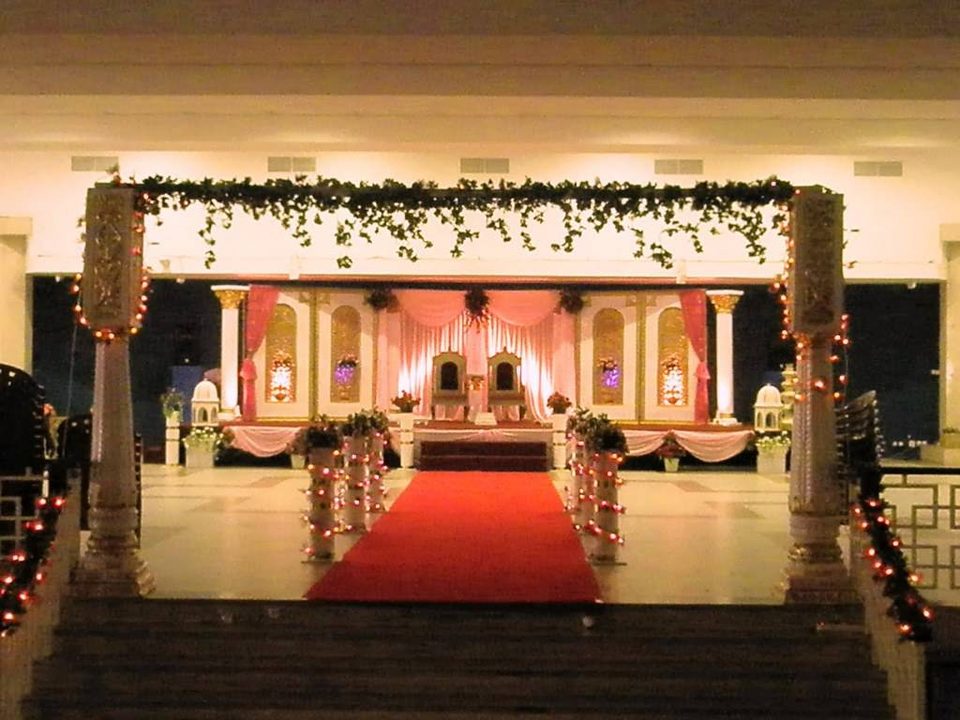 Wedding florals and garland detailing